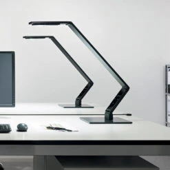 Luctra Table Linear LED-Tischleuchte Fuß Schwarz