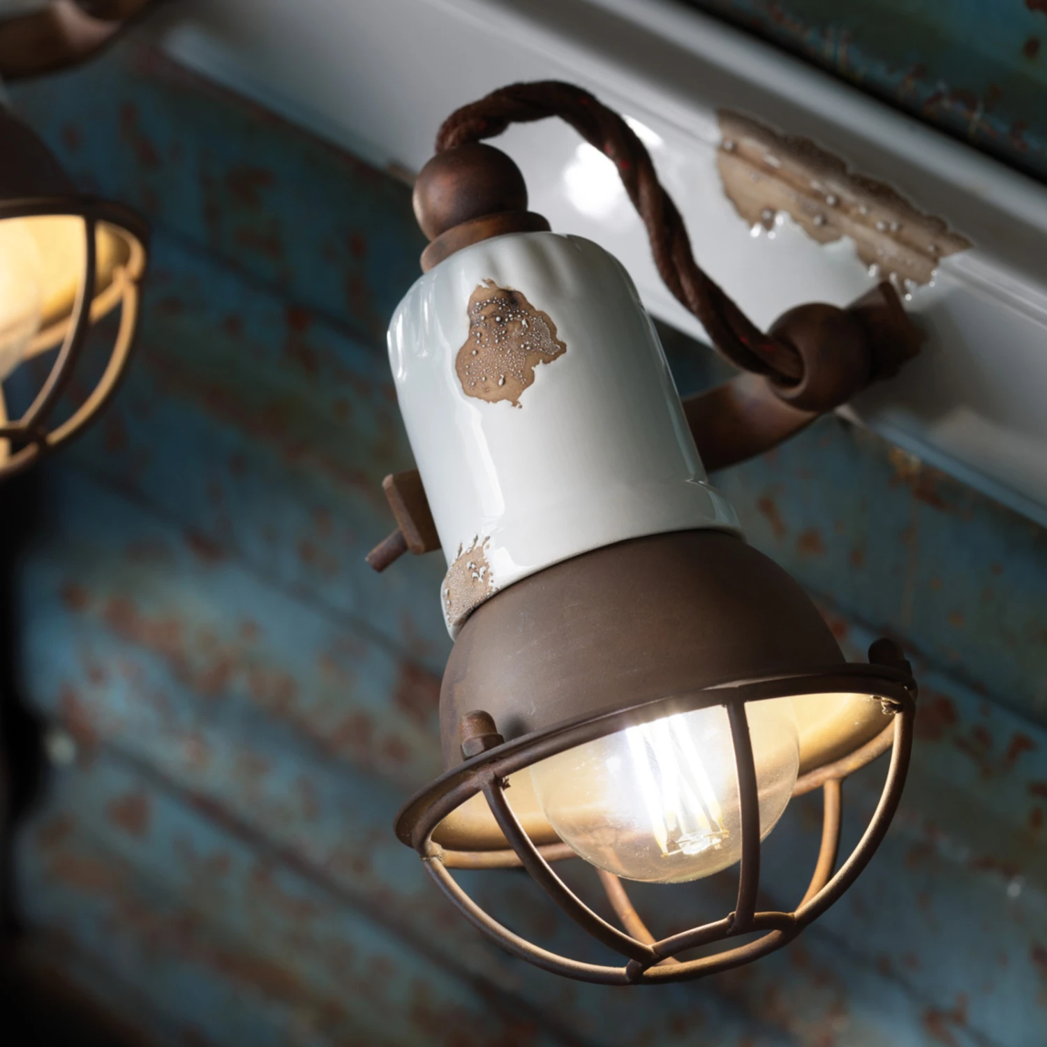 Wandlampe C1676/1 Mit Korb, Zweiflammig, Weiß 6 Wandlampe C1676/1 Mit Korb, Zweiflammig, Weiß – Bild 4