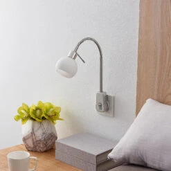 Lindby Aeryn Steckdosenleuchte, Flexarm, Schalter -Laden Für Heimbeleuchtung 8032242 4