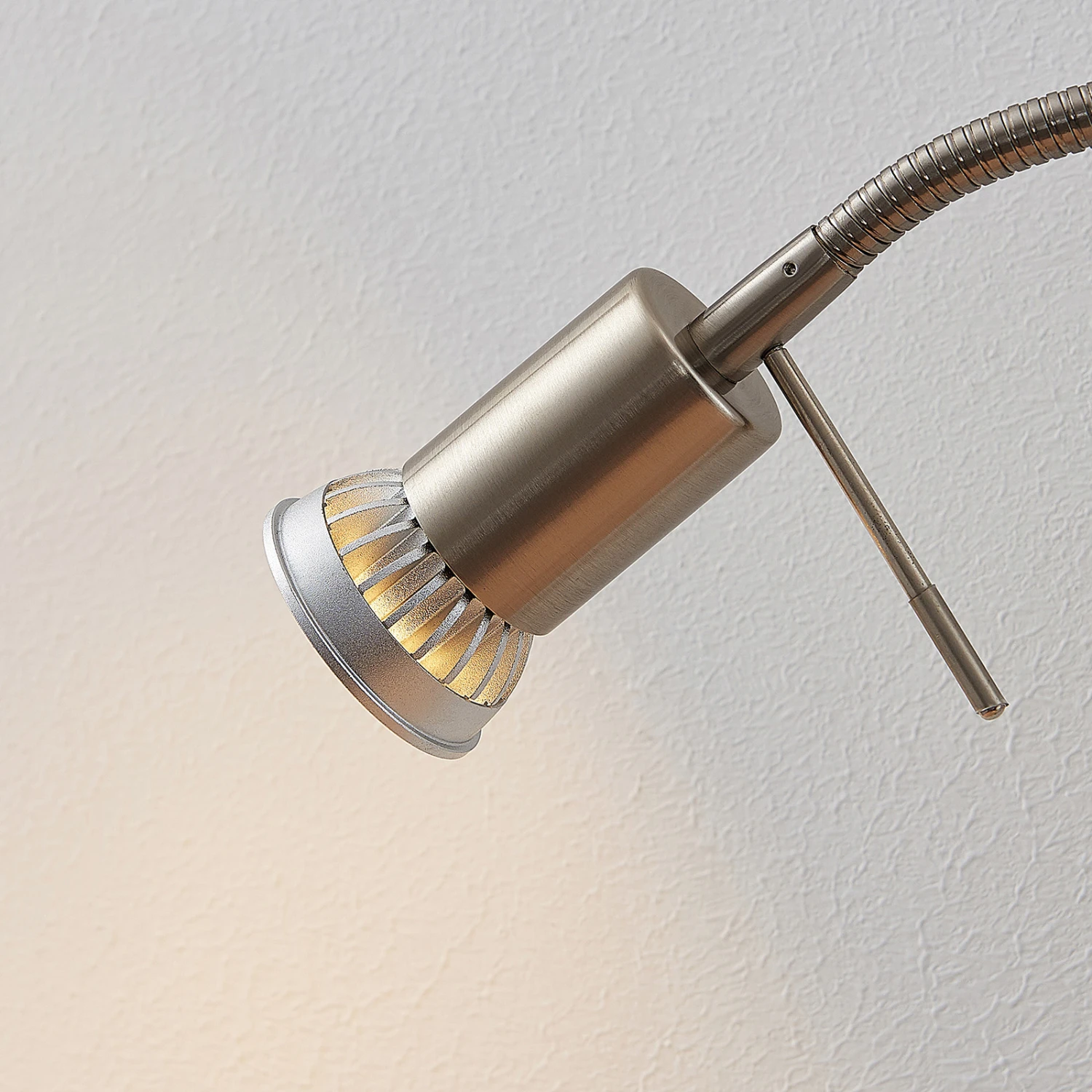 Lindby Ahoja Steckdosenleuchte, Flexarm, Schalter 9 Lindby Ahoja Steckdosenleuchte, Flexarm, Schalter – Bild 7