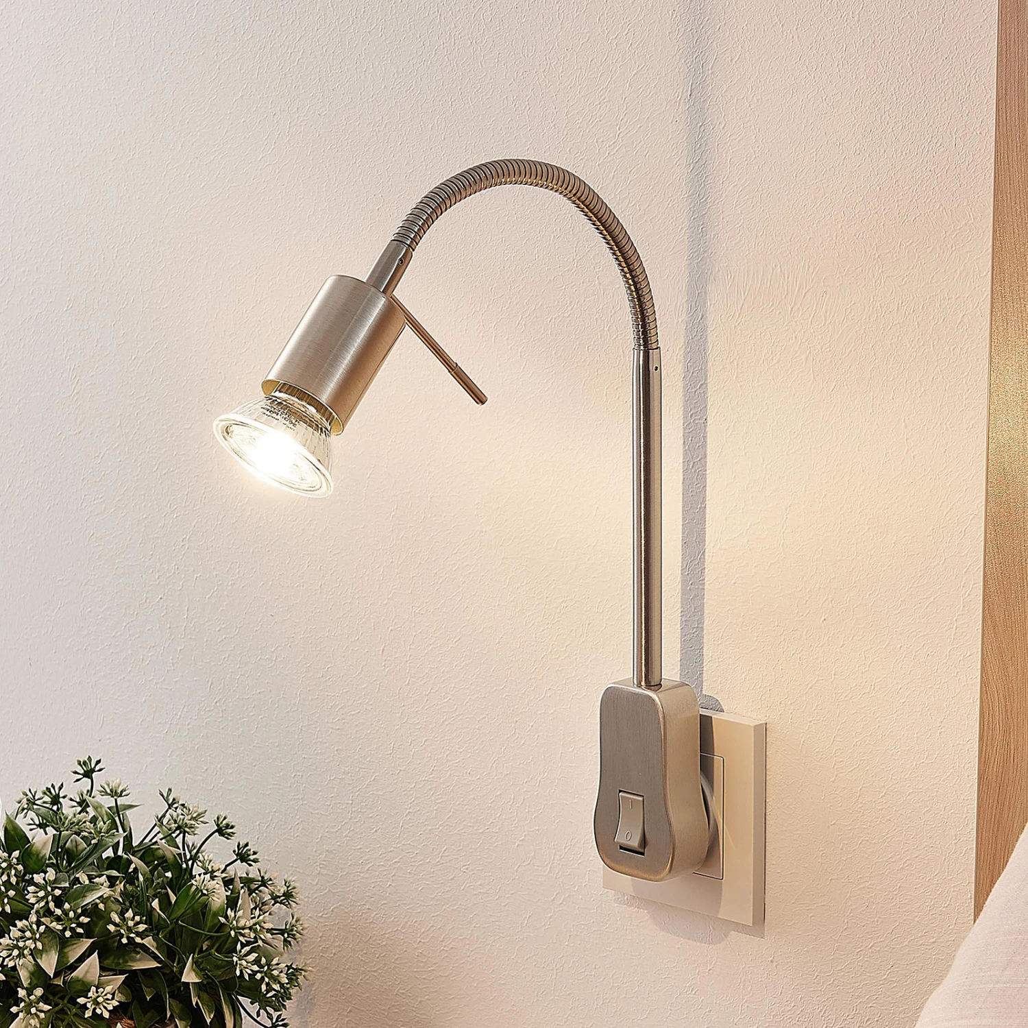 Lindby Ahoja Steckdosenleuchte, Flexarm, Schalter 3 Lindby Ahoja Steckdosenleuchte, Flexarm, Schalter